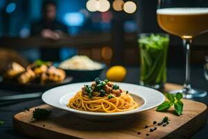 een bord van spaghetti met vlees en groenten is geserveerd Aan een houten tafel. ai-gegenereerd foto