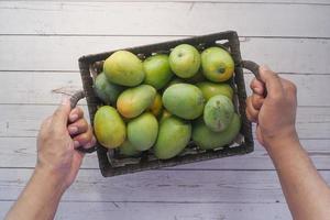 verse groene mango in een kom op tafel foto