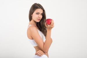 schoonheidsvrouw die rode appel houdt terwijl geïsoleerd op wit foto