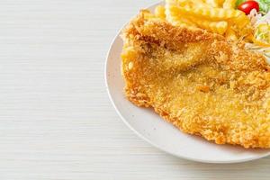 gebakken visfilet en aardappelchips met minisalade foto