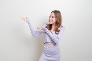 portret mooie aziatische vrouw met hand presenteren of wijzen op witte achtergrond foto