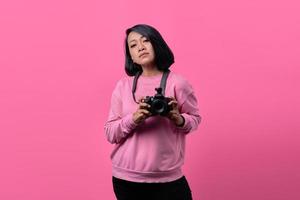 jonge vrouw met camera met platte uitdrukking foto