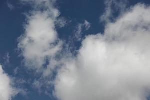 blauwe lucht en wolken, witte wolken zwevend in de lucht foto