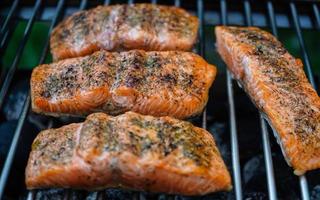 verse zalm forelfilet met kruiden specerijen en salade voor bbq foto