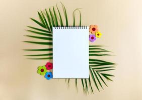 notitieboekje voor mock-up met groene palmbladeren foto