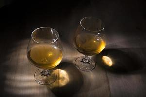 glas cognac of cognac op de houten tafel foto