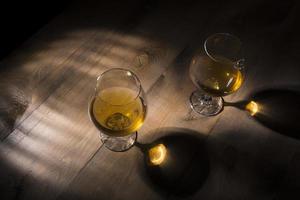 een glas cognac op een houten ondergrond