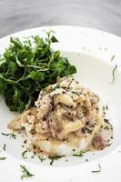 varkensvlees stroganoff met champignonroom en paprikasaus gastronomische maaltijd foto