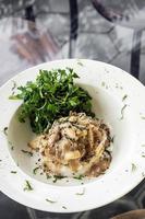 varkensvlees stroganoff met champignonroom en paprikasaus gastronomische maaltijd foto