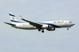 el al Israël luchtvaartmaatschappijen boeing 737-800 passagier vlak Bij luchthaven. luchtvaart en vliegtuigen. lucht vervoer en reizen. vlieg en vliegen. foto