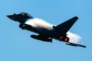 Koninklijk lucht dwingen eurofighter tyfoon vechter Jet vlak vliegen. luchtvaart en leger vliegtuigen. foto