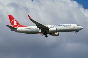 Turks luchtvaartmaatschappijen boeing 737-800 tc-jhs passagier vlak landen Bij Istanbul ataturk luchthaven foto