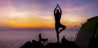jonge vrouw beoefenen van yoga in de natuur foto
