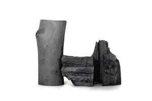 zwarte houtskool wordt gebruikt als warmte-energie op een witte achtergrond. foto