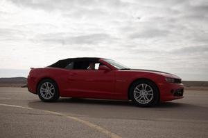 Ford Mustang op het circuit en op de wegen van de woestijn foto