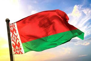 Wit-Rusland 3d renderen vlag golvend geïsoleerd lucht en wolk achtergrond foto