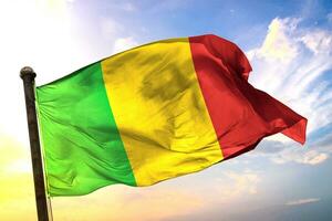 Mali 3d renderen vlag golvend geïsoleerd lucht en wolk achtergrond foto