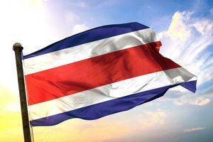 costa-rica 3d renderen vlag golvend geïsoleerd lucht en wolk achtergrond foto