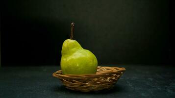 single groen Peer fruit dichtbij omhoog donker humeur fotografie voor achtergrond foto