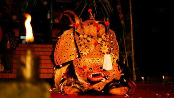 barong dans geënsceneerd naar vieren Saraswati's feest dag, nacht dag. balinees dans en danser, spookachtig foto