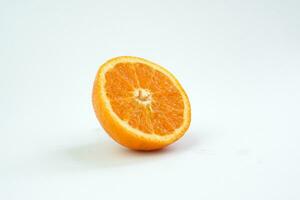 geïsoleerd voor de helft een plak van vers oranje fruit Aan wit achtergrond met een schaduw foto