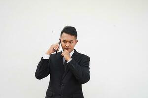 portret jong Aziatisch zakenman roeping gebruik mobiel telefoon, praten over bedrijf geïsoleerd Aan wit achtergrond foto