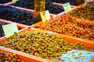 gezonde biologische groente olijf verkoop in bazaar foto