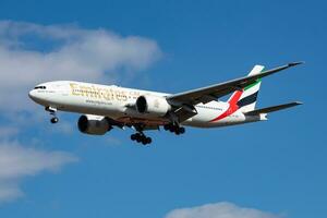 emiraten luchtvaartmaatschappijen passagier vlak Bij luchthaven. schema vlucht reizen. luchtvaart en vliegtuigen. lucht vervoer. globaal Internationale vervoer. vlieg en vliegen. foto