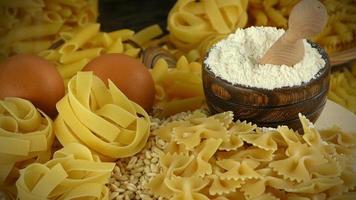 italiaanse macaroni pasta ongekookt