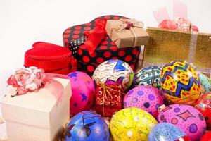 kleurrijke paaseieren en geschenkdoos