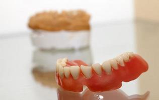 zirkonium porseleinen tandplaat in tandartswinkel foto