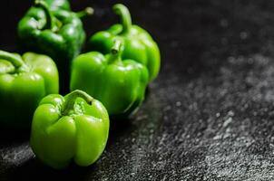 vers zoet peper. Aan zwart tafel. foto