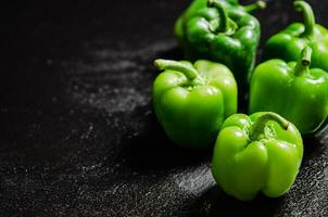 vers zoet peper. Aan zwart tafel. foto