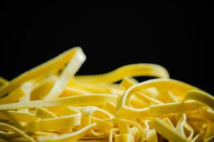 eigengemaakt pasta tagliatelle . foto