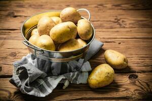 vers aardappelen. Aan houten tafel. foto