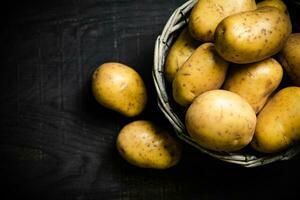 vers aardappelen. Aan zwart achtergrond. foto