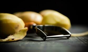 vers aardappelen. Aan zwart achtergrond. foto