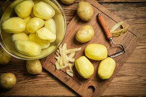 vers geschild aardappelen. foto