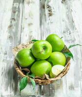 groen appels in de mand. foto