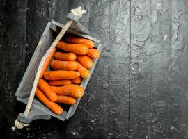 rijp wortel in een houten doos. foto