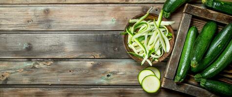 stukken van courgette in schaal. foto