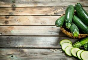 de geheel courgette de mand en plakjes van courgette. foto