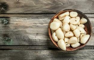 kruidnagel van knoflook in een schaal. foto