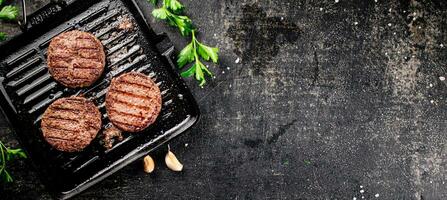 gegrild hamburger in een frituren pan. foto