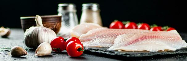 rauw vis filet met tomaten en specerijen. foto