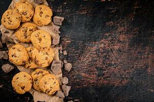 koekjes met stukken van melk chocola Aan de tafel. foto