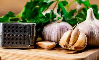 knoflook met peterselie Aan een houten snijdend bord. foto