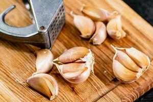 kruidnagel van vers knoflook Aan de tafel. foto