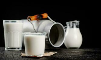 vers land melk in een glas Aan de tafel. foto