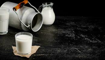 vers land melk in een glas Aan de tafel. foto